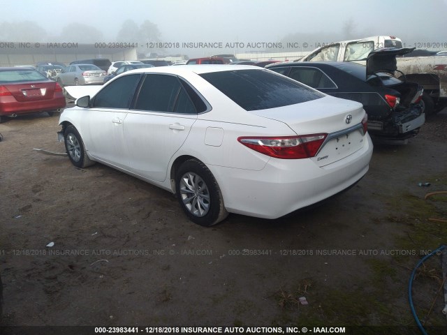 4T1BF1FK6FU948275 - 2015 TOYOTA CAMRY LE/XLE/SE/XSE WHITE photo 3