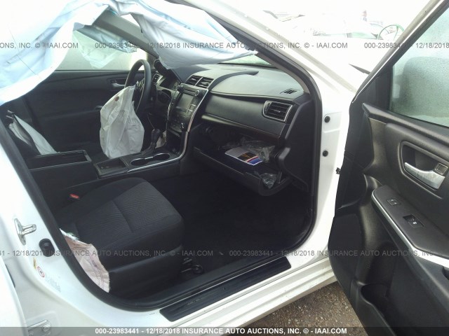 4T1BF1FK6FU948275 - 2015 TOYOTA CAMRY LE/XLE/SE/XSE WHITE photo 5