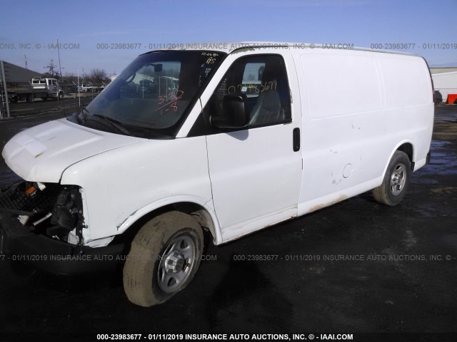 1GCFG15X651252063 - 2005 CHEVROLET EXPRESS G1500  WHITE photo 2