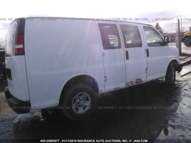 1GCFG15X651252063 - 2005 CHEVROLET EXPRESS G1500  WHITE photo 4