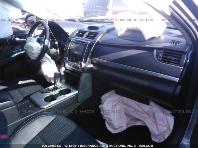 4T1BF1FK9EU737165 - 2014 TOYOTA CAMRY L/SE/LE/XLE 灰色 照片 5