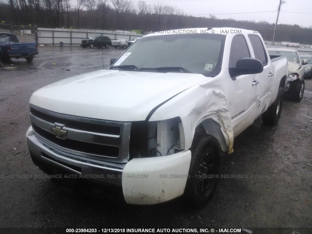 2GCEC130081221709 - 2008 CHEVROLET SILVERADO C1500 WHITE photo 2