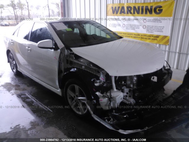 4T1BF1FK1EU829290 - 2014 TOYOTA CAMRY L/SE/LE/XLE 白色 照片 1