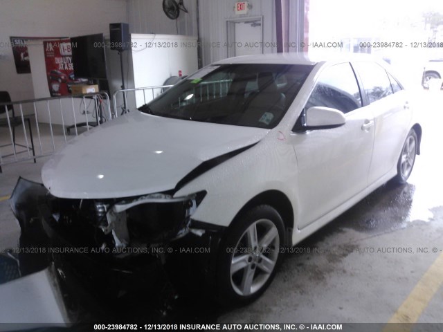 4T1BF1FK1EU829290 - 2014 TOYOTA CAMRY L/SE/LE/XLE 白色 照片 2