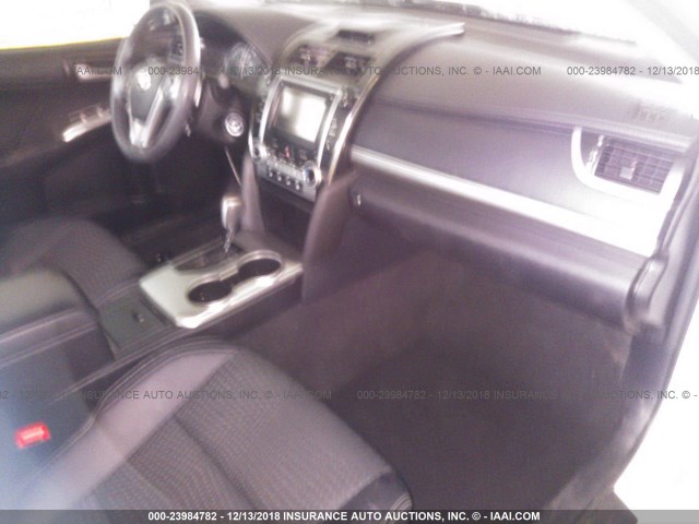 4T1BF1FK1EU829290 - 2014 TOYOTA CAMRY L/SE/LE/XLE 白色 照片 5