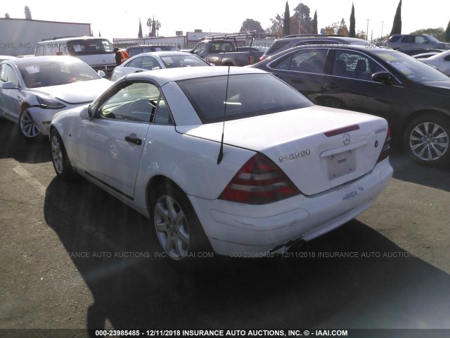 WDBKK47F7WF071656 - 1998 MERCEDES-BENZ SLK 230 KOMPRESSOR WHITE photo 3