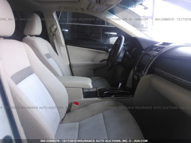 4T4BF1FK9CR204428 - 2012 TOYOTA CAMRY SE/LE/XLE 白色 照片 5