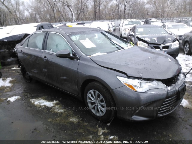 4T1BF1FK5HU445601 - 2017 TOYOTA CAMRY LE/XLE/SE/XSE GRAY photo 1