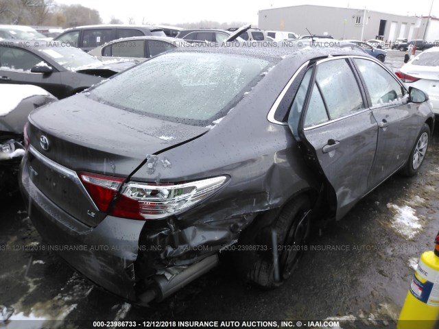 4T1BF1FK5HU445601 - 2017 TOYOTA CAMRY LE/XLE/SE/XSE GRAY photo 4