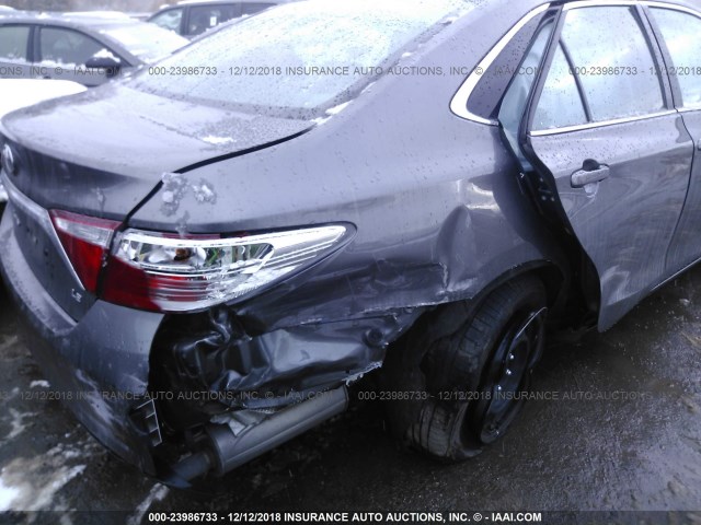 4T1BF1FK5HU445601 - 2017 TOYOTA CAMRY LE/XLE/SE/XSE GRAY photo 6