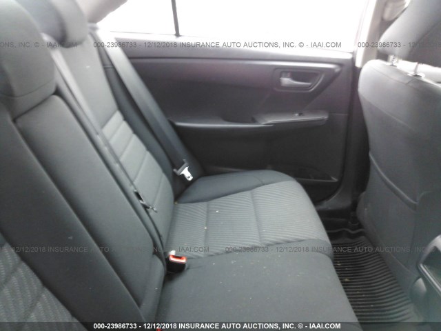 4T1BF1FK5HU445601 - 2017 TOYOTA CAMRY LE/XLE/SE/XSE GRAY photo 8