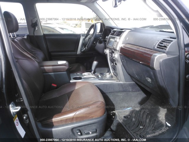 JTEBU5JR4G5296916 - 2016 TOYOTA 4RUNNER SR5 PREM/LTDL/TRAIL/TRD შავი ფოტო 5