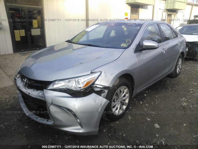 4T1BF1FK8GU599556 - 2016 TOYOTA CAMRY LE/XLE/SE/XSE SILVER photo 2