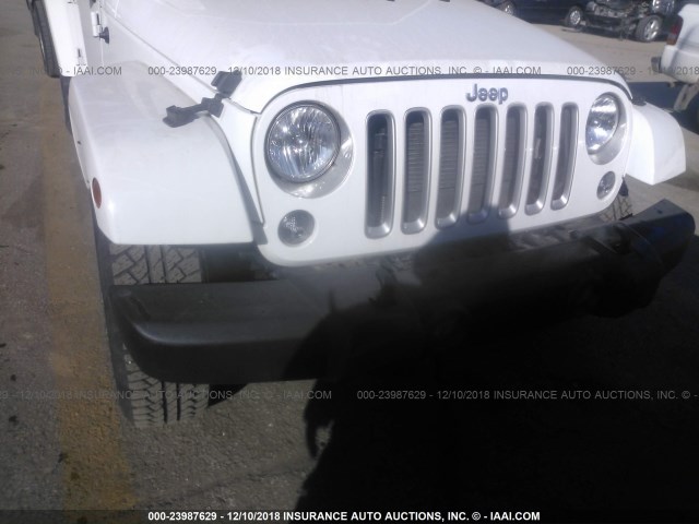 1C4BJWEG0GL175517 - 2016 JEEP WRANGLER UNLIMITE SAHARA WHITE photo 6