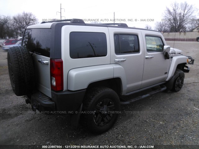 5GTDN136468327822 - 2006 HUMMER H3 SILVER photo 4