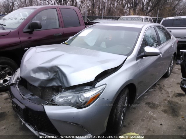 4T1BF1FK0GU264095 - 2016 TOYOTA CAMRY LE/XLE/SE/XSE SILVER photo 2