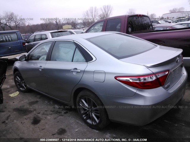 4T1BF1FK0GU264095 - 2016 TOYOTA CAMRY LE/XLE/SE/XSE SILVER photo 3