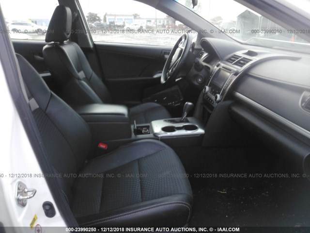 4T1BF1FKXEU785564 - 2014 TOYOTA CAMRY L/SE/LE/XLE 白色 照片 5