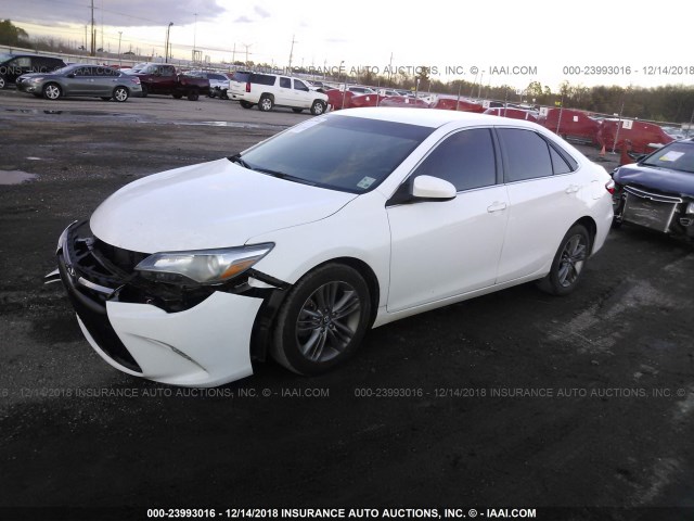 4T1BF1FK7HU306411 - 2017 TOYOTA CAMRY LE/XLE/SE/XSE WHITE photo 2