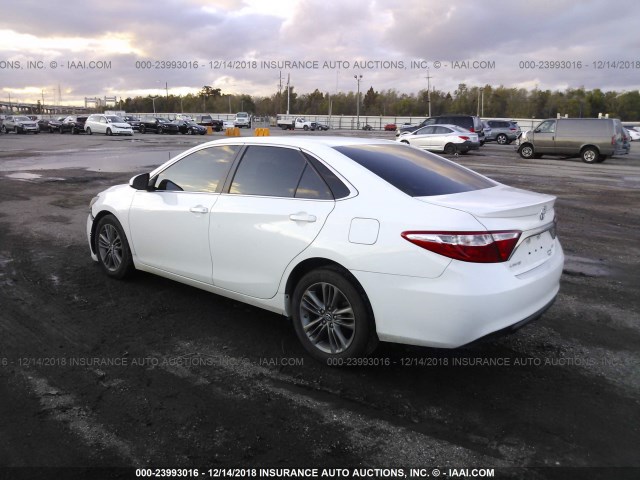 4T1BF1FK7HU306411 - 2017 TOYOTA CAMRY LE/XLE/SE/XSE WHITE photo 3