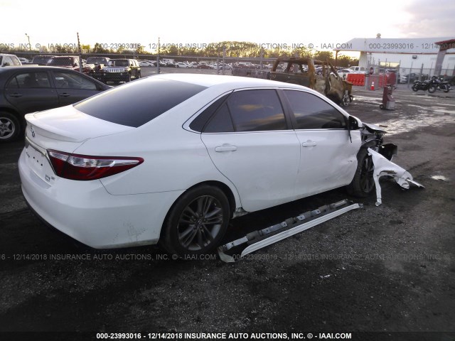 4T1BF1FK7HU306411 - 2017 TOYOTA CAMRY LE/XLE/SE/XSE WHITE photo 4