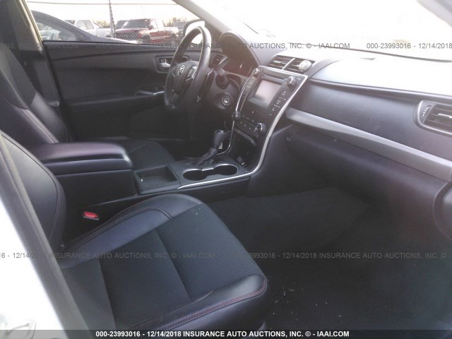 4T1BF1FK7HU306411 - 2017 TOYOTA CAMRY LE/XLE/SE/XSE WHITE photo 5