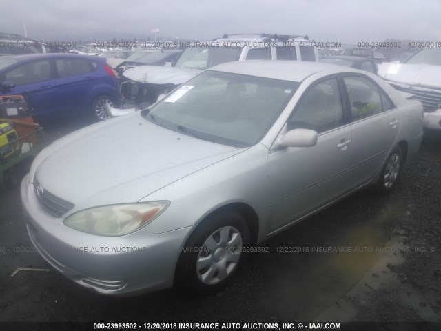 JTDBE32K020061894 - 2002 TOYOTA CAMRY LE/XLE/SE SILVER photo 2