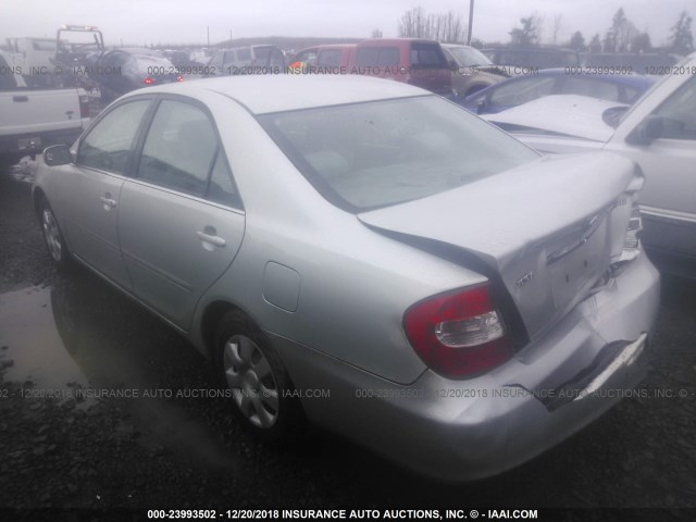 JTDBE32K020061894 - 2002 TOYOTA CAMRY LE/XLE/SE SILVER photo 3