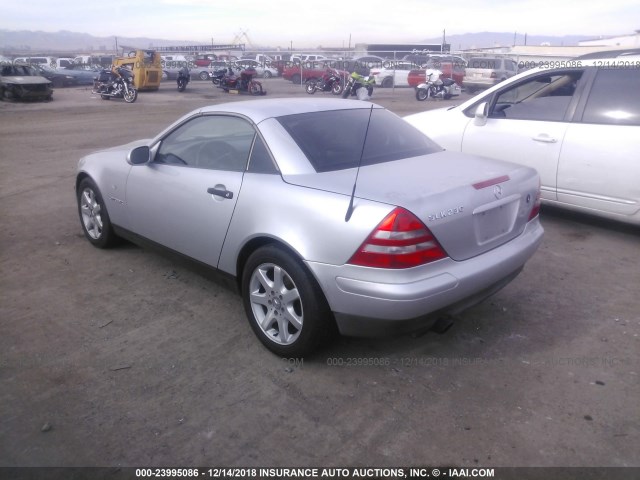 WDBKK47F2WF055543 - 1998 MERCEDES-BENZ SLK 230 KOMPRESSOR SILVER photo 3