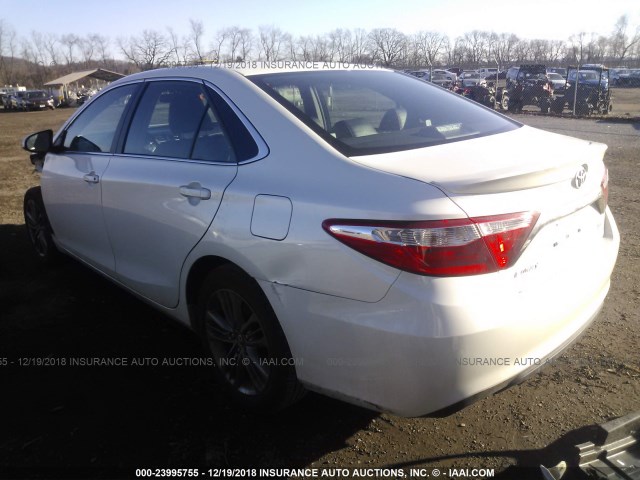 4T1BF1FK9HU302263 - 2017 TOYOTA CAMRY LE/XLE/SE/XSE WHITE photo 3