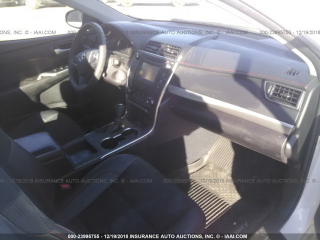 4T1BF1FK9HU302263 - 2017 TOYOTA CAMRY LE/XLE/SE/XSE WHITE photo 5