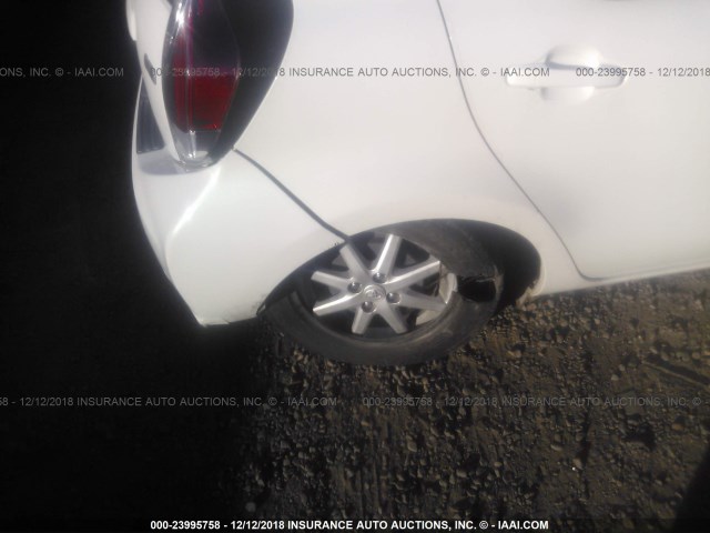 JTDKDTB3XF1109123 - 2015 TOYOTA PRIUS C WHITE photo 6