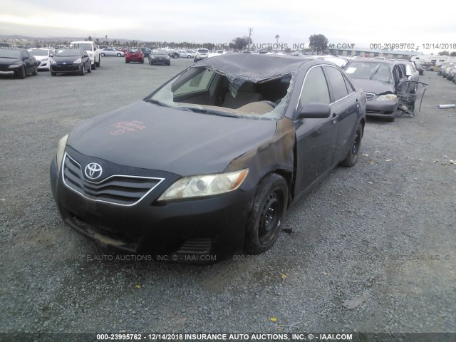 4T4BF3EK6BR117520 - 2011 TOYOTA CAMRY SE/LE/XLE 灰色 照片 2