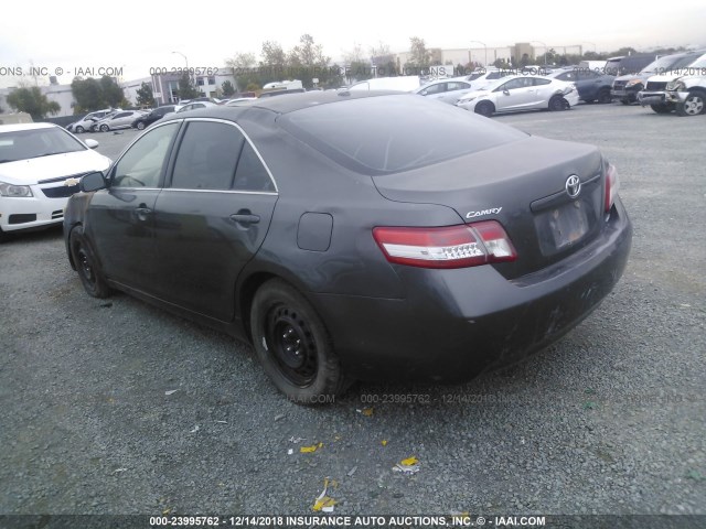 4T4BF3EK6BR117520 - 2011 TOYOTA CAMRY SE/LE/XLE 灰色 照片 3