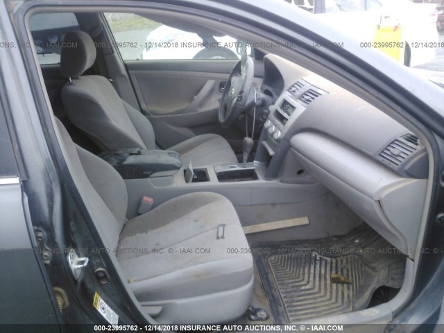 4T4BF3EK6BR117520 - 2011 TOYOTA CAMRY SE/LE/XLE 灰色 照片 5