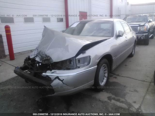 1LNHM81W12Y662176 - 2002 LINCOLN TOWN CAR EXECUTIVE SILVER photo 2