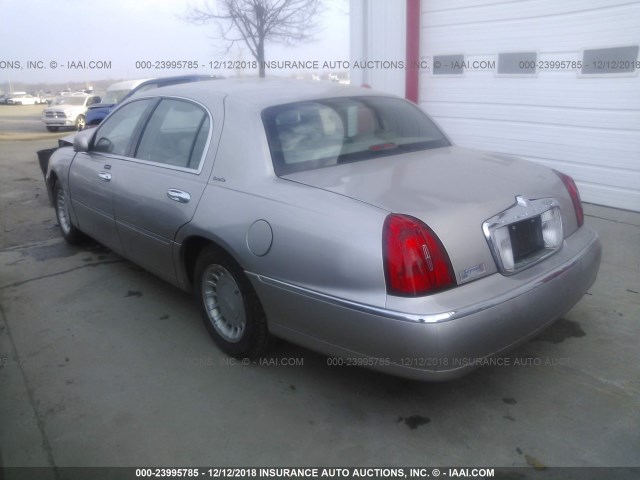 1LNHM81W12Y662176 - 2002 LINCOLN TOWN CAR EXECUTIVE SILVER photo 3