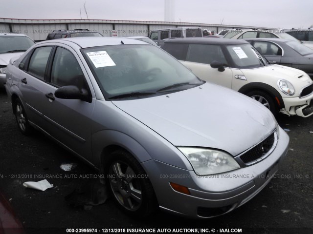 1FAFP34N25W317933 - 2005 FORD FOCUS ZX4 SILVER photo 1