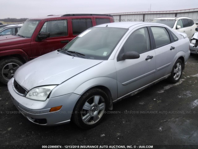 1FAFP34N25W317933 - 2005 FORD FOCUS ZX4 SILVER photo 2