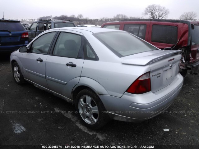 1FAFP34N25W317933 - 2005 FORD FOCUS ZX4 SILVER photo 3