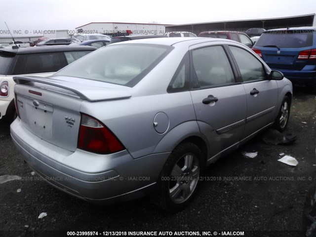 1FAFP34N25W317933 - 2005 FORD FOCUS ZX4 SILVER photo 4