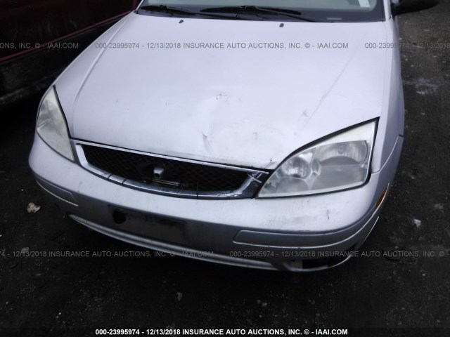 1FAFP34N25W317933 - 2005 FORD FOCUS ZX4 SILVER photo 6