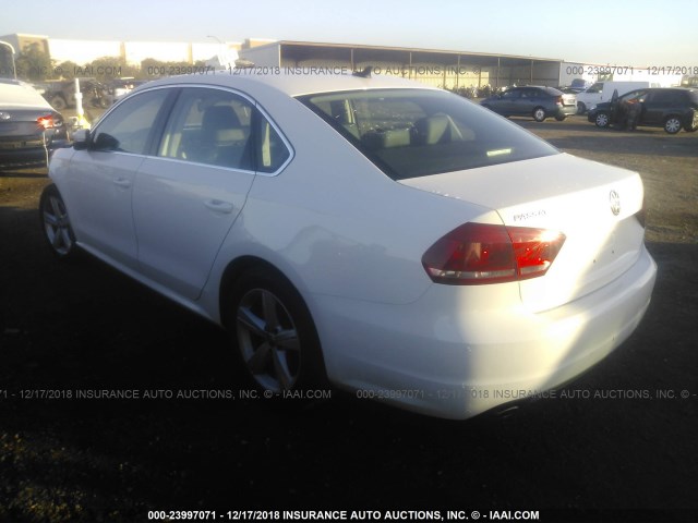 1VWBP7A33DC047076 - 2013 VOLKSWAGEN PASSAT SE WHITE photo 3