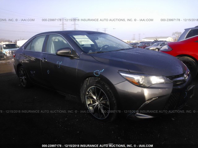 4T1BF1FK1FU947163 - 2015 TOYOTA CAMRY LE/XLE/SE/XSE GRAY photo 1