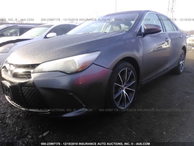 4T1BF1FK1FU947163 - 2015 TOYOTA CAMRY LE/XLE/SE/XSE GRAY photo 2