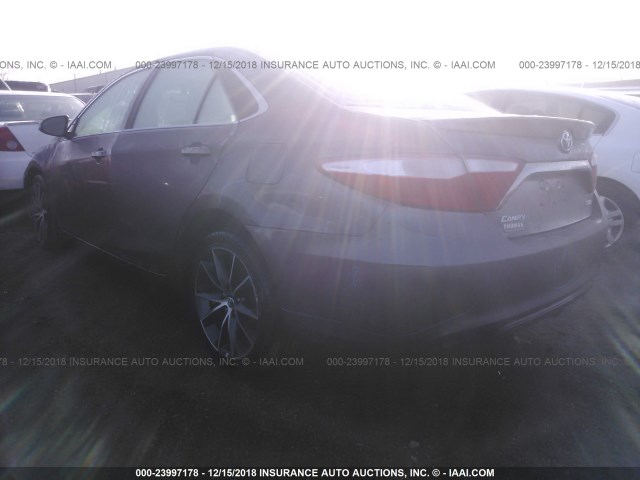 4T1BF1FK1FU947163 - 2015 TOYOTA CAMRY LE/XLE/SE/XSE GRAY photo 3