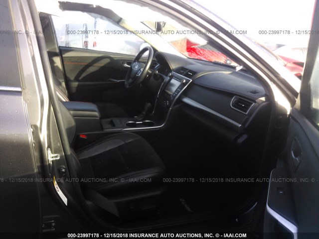 4T1BF1FK1FU947163 - 2015 TOYOTA CAMRY LE/XLE/SE/XSE GRAY photo 5