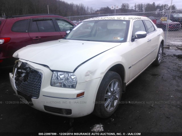 2C3CK5CV2AH156859 - 2010 CHRYSLER 300 TOURING WHITE photo 2