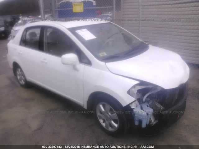 3N1BC11E28L376622 - 2008 NISSAN VERSA S/SL WHITE photo 1