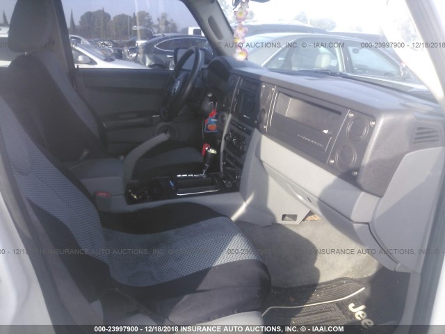 1J8HG48K26C233924 - 2006 JEEP COMMANDER WHITE photo 5